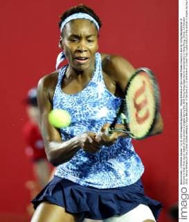 Venus Williams of the United States returns a shot to Yuliya Beygelzimer of Ukraine in their first round match of the women s singles during the 2015 Hong Kong Open tennis tournament in Hong Kong, China, 13 October 2015. Venus Williams of the United States defeated Yuliya Beygelzimer of Ukraine 2-1 (2-6 6-4 6-4) in their first round match of the women s singles during the 2015 Hong Kong Open tennis tournament in Hong Kong, China, 13 October 2015. Venus Williams kicks out Yuliya Beygelzimer at Hong Kong Open tennis  20151013_68658