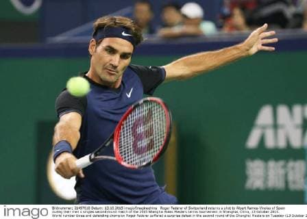 Roger Federer of Switzerland returns a shot to Albert Ramos-Vinolas of Spain during their men s singles second round match of the 2015 Shanghai Rolex Masters tennis tournament in Shanghai, China, 13 October 2015. World number three and defending champion Roger Federer suffered a surprise defeat in the second round of the Shanghai Masters on Tuesday (13 October 2015), losing 7-6(4) 2-6 6-3 to Spain s Albert Ramos-Vinolas. The Swiss, returning to action after a month off, looked rusty against the 70th-ranked qualifier and despite appearing to be back on track when he cruised through the second set, he succumbed in the decider to a single break of serve in the eighth game. Roger Federer knocked out in Shanghai Masters opener  20151014_04748