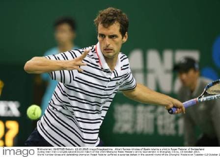 Albert Ramos-Vinolas of Spain returns a shot to Roger Federer of Switzerland during their men s singles second round match of the 2015 Shanghai Rolex Masters tennis tournament in Shanghai, China, 13 October 2015. World number three and defending champion Roger Federer suffered a surprise defeat in the second round of the Shanghai Masters on Tuesday (13 October 2015), losing 7-6(4) 2-6 6-3 to Spain s Albert Ramos-Vinolas. The Swiss, returning to action after a month off, looked rusty against the 70th-ranked qualifier and despite appearing to be back on track when he cruised through the second set, he succumbed in the decider to a single break of serve in the eighth game. Roger Federer knocked out in Shanghai Masters opener  20151014_59213