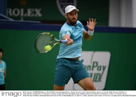 Steve Johnson of the United States returns a shot to Andy Murray of Britain in their second round match of the men s singles during the 2015 Shanghai Rolex Masters tennis tournament in Shanghai, China, 14 October 2015. Andy Murray of Britain defeated Steve Johnson of the United States 2-0 (6-2 6-4) in their second round match of the men s singles during the 2015 Shanghai Rolex Masters tennis tournament in Shanghai, China, 14 October 2015. Andy Murray eliminates Steve Johnson at Shanghai Rolex Masters  20151014_10673