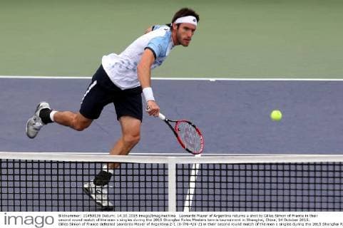 Leonardo Mayer of Argentina returns a shot to Gilles Simon of France in their second round match of the men s singles during the 2015 Shanghai Rolex Masters tennis tournament in Shanghai, China, 14 October 2015. Gilles Simon of France defeated Leonardo Mayer of Argentina 2-1 (6-7 6-4 6-2) in their second round match of the men s singles during the 2015 Shanghai Rolex Masters tennis tournament in Shanghai, China, 14 October 2015. Gilles Simon defeats Leonardo Mayer at Shanghai Rolex Masters  pbu345037_20
