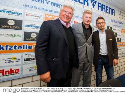 14.10.2015, xgkx, Fussball 2.Bundesliga, SC Paderborn Pressekonferenz zur Trainer Vorstellung Stefan Effenberg, emspor, v.l. Paderborns Präsident Wilfried Finke, Paderborns Cheftrainer Stefan Effenberg, Paderborns Manager Michael Born