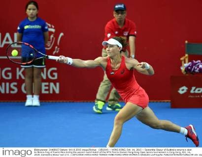 (151014) -- HONG KONG, Oct. 14, 2015 -- Samantha Stosur of Australia returns a shot to Monica Puig of Puerto Rica during the second round match of the WTA Tennis Damen Hong Kong Open tennis tournament in Hong Kong, Oct. 14, 2015. Samantha Stosur won 2-0. ) (SP)CHINA-HONG KONG-TENNIS-HONG KONG OPEN-WOMEN S SINGLES LoxPingxFai 