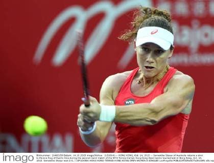 (151014) -- HONG KONG, Oct. 14, 2015 -- Samantha Stosur of Australia returns a shot to Monica Puig of Puerto Rica during the second round match of the WTA Tennis Damen Hong Kong Open tennis tournament in Hong Kong, Oct. 14, 2015. Samantha Stosur won 2-0. ) (SP)CHINA-HONG KONG-TENNIS-HONG KONG OPEN-WOMEN S SINGLES LoxPingxFai 