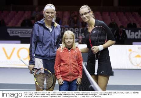 TENNIS - WTA Tennis Damen Generali Ladies 2015 LINZ,AUSTRIA,14.OCT.15 - TENNIS - WTA Tour, Generali Ladies. Image shows Caroline Wozniacki (DEN), a contest winner and Mirjana Lucic-Baroni (CRO). GEPAxpictures xMatthiasxHauer