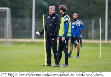 14.10.2015, xgkx, Fussball 2.Bundesliga, SC Paderborn, 1. Training vom SC Paderborn mit dem neuen Cheftrainer Stefan Effenberg. Paderborns Cheftrainer Stefan Effenberg im Gespräch mit Paderborns Nick Proschwitz.