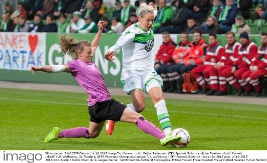 v.li.: Zeljka Radanovic (ZFK Spartak Subotica, 4) im Zweikampf mit Zsanett Jakabfi (VfL Wolfsburg, 3), Fussball, UEFA Women s Champions League, VfL Wolfsburg - ZFK Spartak Subotica, xobx