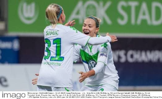v.li.: Julia Simic (VfL Wolfsburg, 31) und Zsanett Jakabfi (VfL Wolfsburg, 3) mit Torjubel, Jubel, Freude über das Tor zum 2:0 durch Julia Simic (VfL Wolfsburg, 31), Fussball, UEFA Women s Champions League, VfL Wolfsburg - ZFK Spartak Subotica, xobx