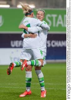 v.li.: Julia Simic (VfL Wolfsburg, 31) und Zsanett Jakabfi (VfL Wolfsburg, 3) mit Torjubel, Jubel, Freude über das Tor zum 2:0 durch Julia Simic (VfL Wolfsburg, 31), Fussball, UEFA Women s Champions League, VfL Wolfsburg - ZFK Spartak Subotica, xobx