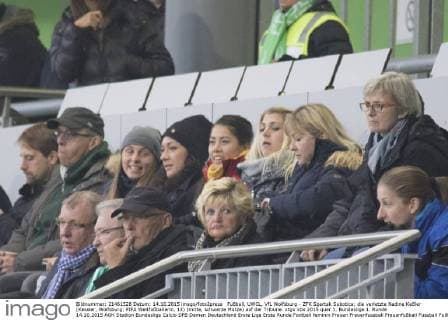 Fußball, UWCL, VfL Wolfsburg - ZFK Spartak Subotica; die verletzte Nadine Keßler (Kessler, Wolfsburg; FIFA Weltfußballerin, 13) (mitte, schwarze Mütze) auf der Tribüne. xtgx