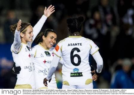 Aktuell Fußball, Damen, Champions League, FC Rosengard - PK-35 Vantaa , 151014 Roseng?rds Natasa Andonova jublar efter sitt 4-0 m?l tillsammans med Marta Viera Da Silva och Anita Asante under fotbollsmatchen i Womens Champions League mellan FC Roseng?rd och PK-35 Vantaa den 14 oktober 2015 i Malmö.  Copyright: PETTERxARVIDSON BB151014PA031