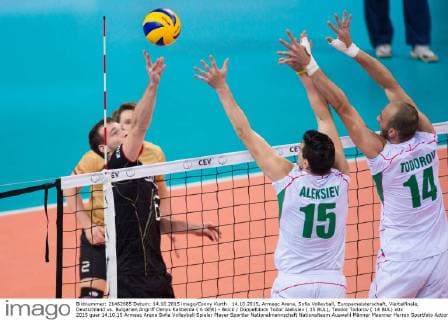 14.10.2015, Armeec Arena, Sofia Volleyball, Europameisterschaft, Viertelfinale, Deutschland vs. Bulgarien Angriff Denys Kaliberda ( 6 GER) - Block Doppelblock Todor Aleksiev ( 15 BUL), Teodor Todorov ( 14 BUL)