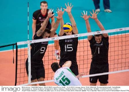14.10.2015, Armeec Arena, Sofia Volleyball, Europameisterschaft, Viertelfinale, Deutschland vs. Bulgarien Block Dreierblock Georg György Gyoergy Grozer ( 9 GER), Tim Broshog ( 15 GER), Christian Fromm ( 1 GER) - Angriff Todor Aleksiev ( 15 BUL)