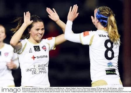 Aktuell Fußball, Damen, Champions League, FC Rosengard - PK-35 Vantaa , 151014 Rosengards Sara Björk Gunnarsdottir gratulerar Kirsten Van De Ven efter 6-0 av Van De Ven under fotbollsmatchen i Womens Champions League mellan FC Rosengard och PK-35 Vantaa den 14 oktober 2015 i Malmö.  Copyright: PETTERxARVIDSON BB151014PA042