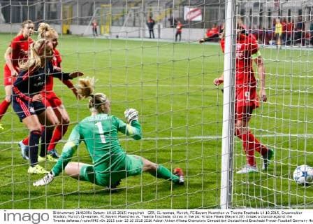 GER, CL-women, Munich, FC Bayern Muenchen vs Twente Enschede 14.10.2015, Gruenwalder Stadion, Munich,CL-women, FC Bayern Muenchen vs. Twente Enschede, shown in the pic: Kristie Mewis (Bayern 28) misses a chance against the Twente defense nphxRMG