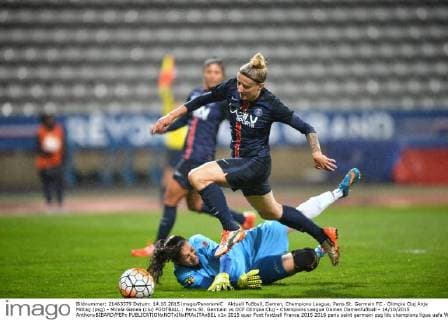 Aktuell Fußball, Damen, Champions League, Paris St. Germain FC - Olimpia Cluj Anja Mittag (psg) - Mirela Ganea (clu) FOOTBALL : Paris St. Germain vs OCF Olimpia Cluj - Champions League Damen Damenfußball - 14 10 2015 AnthonyBIBARD FEPx 