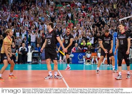 14.10.2015, Armeec Arena, Sofia Volleyball, Europameisterschaft, Viertelfinale, Deutschland vs. Bulgarien Ferdinand Tille ( 12 GER), Sebastian Schwarz ( 3 GER), Georg György Gyoergy Grozer ( 9 GER), Tim Broshog ( 15 GER), Lukas Kampa ( 11 GER) enttäuscht enttaeuscht traurig nach Matchball Niederlage