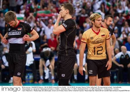 14.10.2015, Armeec Arena, Sofia Volleyball, Europameisterschaft, Viertelfinale, Deutschland vs. Bulgarien Sebastian Schwarz ( 3 GER), Lukas Kampa ( 11 GER), Ferdinand Tille ( 12 GER) enttäuscht enttaeuscht traurig nach Matchball Niederlage