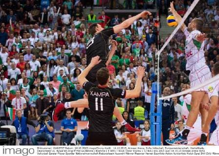 14.10.2015, Armeec Arena, Sofia Volleyball, Europameisterschaft, Viertelfinale, Deutschland vs. Bulgarien Angriff Marcus Böhme Boehme ( 8 GER) - Block Viktor Yosifov ( 12 BUL)