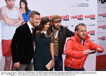 Schauspieler Lukas Podolski, Aylin Tezel, l-r, Christian Ulmen und Axel Stein posieren am 14.10.2015 in Köln bei der Premiere des Films Macho Man
