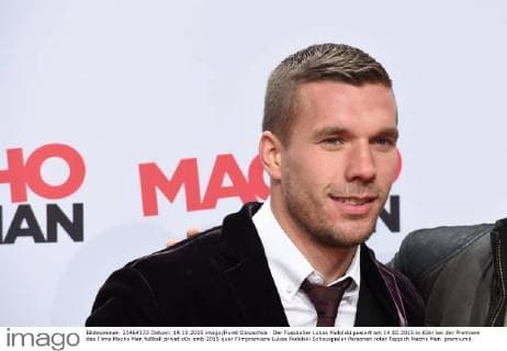 Der Fussballer Lukas Podolski posiert am 14.10.2015 in Köln bei der Premiere des Films Macho Man