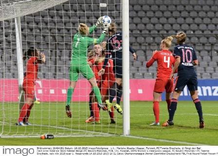 v.li.: Marieke Ubachs (Keeper, Torwart, FC Twente Enschede, 1) fängt den Ball nach einer Ecke vor Nora Holstad Berge (FC Bayern München, FCB, 15), Fussball, UEFA Women s Champions League, FC Bayern München - FC Twente Enschede, xslx