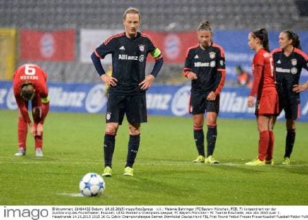 v.li.: Melanie Behringer (FC Bayern München, FCB, 7) konzentriert vor der Ausführung des Foulelfmeter, Fussball, UEFA Women s Champions League, FC Bayern München - FC Twente Enschede, xslx