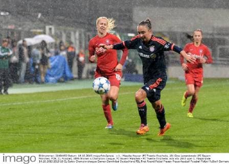 v.li.: Maayke Heuver (FC Twente Enschede, 10) Gina Lewandowski (FC Bayern München, FCB, 2), Fussball, UEFA Women s Champions League, FC Bayern München - FC Twente Enschede, xslx