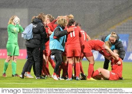 v.li.: jubelnde Twente-Spielerinnen nach dem Schlusspfiff, jubeln, celebrate the win, celebration, freude, emotionen, Fussball, UEFA Women s Champions League, FC Bayern München - FC Twente Enschede, xslx