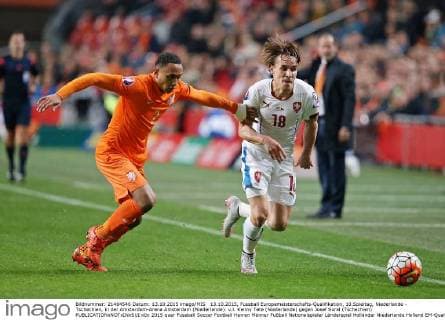 13.10.2015, Fussball Europameisterschafts-Qualifikation, 10.Spieltag, Niederlande - Tschechien, in der Amsterdam-Arena Amsterdam (Niederlande). v.l. Kenny Tete (Niederlande) gegen Josef Sural (Tschechien) 