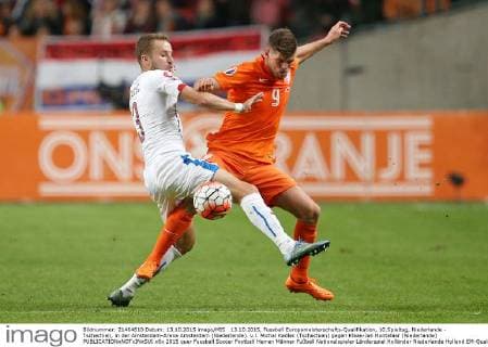 13.10.2015, Fussball Europameisterschafts-Qualifikation, 10.Spieltag, Niederlande - Tschechien, in der Amsterdam-Arena Amsterdam (Niederlande). v.l. Michal Kadlec (Tschechien) gegen Klaas-Jan Huntelaar (Niederlande) 