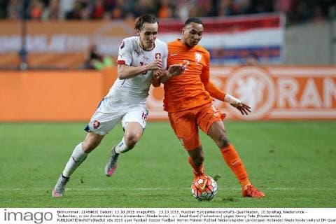 13.10.2015, Fussball Europameisterschafts-Qualifikation, 10.Spieltag, Niederlande - Tschechien, in der Amsterdam-Arena Amsterdam (Niederlande). v.l. Josef Sural (Tschechien) gegen Kenny Tete (Niederlande) 