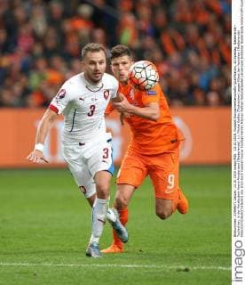 13.10.2015, Fussball Europameisterschafts-Qualifikation, 10.Spieltag, Niederlande - Tschechien, in der Amsterdam-Arena Amsterdam (Niederlande). v.l. Michal Kadlec (Tschechien) gegen Klaas-Jan Huntelaar (Niederlande) 