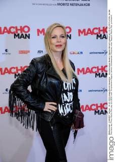 Die ehemalige Boxerin Regina Halmich posiert am 14.10.2015 in Köln bei der Premiere des Films Macho Man