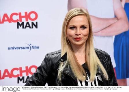 Die ehemalige Boxerin Regina Halmich posiert am 14.10.2015 in Köln bei der Premiere des Films Macho Man