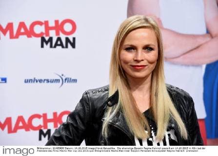 Die ehemalige Boxerin Regina Halmich posiert am 14.10.2015 in Köln bei der Premiere des Films Macho Man