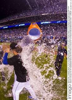 October 14, 2015: Salvador Perez 13 of the Kansas City Royals gives head coach Ned Yost 3 of the Kansas City Royals an ice bath after defeating the Houston Astros in Game 5 of the Divisional Series Playoff at Kauffman Stadium in Kansas City, MO. MLB Baseball Herren USA 2015: Astros vs Royals OCT 14 - ZUMAc04_
