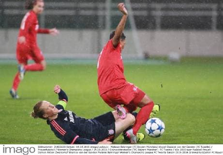 Melanie Behringer (FC Bayern München) stoppt Shanice van der Sanden (FC Twente) Frauenfussball Women’s Champions League 14.10.2015 Grünwalderstadion FC Bayern München - FC Twente