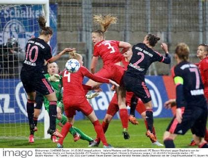 Valerie Miedema und Gina Lewandowski (FC Bayern München) gegen Stephanie van der Gragt, Marieke Ubachs und Danique Kerkdijk (FC Twente) Frauenfussball Women’s Champions League 14.10.2015 Grünwalderstadion FC Bayern München - FC Twente