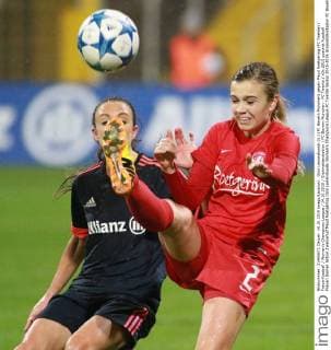 Gina Lewandowski (li.) (FC Bayern München) gegen Maud Roetgering (FC Twente) Frauenfussball Women’s Champions League 14.10.2015 Grünwalderstadion FC Bayern München - FC Twente