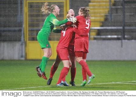 Annouk Dekker (9), Danique Kerkdijk (4), Torwart Merieke Ubachs (FC Twente) - Schlussjubel Frauenfussball Women’s Champions League 14.10.2015 Grünwalderstadion FC Bayern München - FC Twente