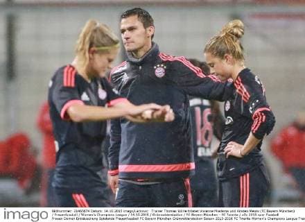 Trainer Thomas Wörle tröstet Vivianne Miedema und Kristen Mewis (FC Bayern München) Frauenfussball Women’s Champions League 14.10.2015 Grünwalderstadion FC Bayern München - FC Twente