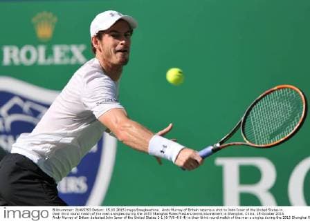 Andy Murray of Britain returns a shot to John Isner of the United States in their third round match of the men s singles during the 2015 Shanghai Rolex Masters tennis tournament in Shanghai, China, 15 October 2015. Andy Murray of Britain defeated John Isner of the United States 2-1 (6-7 6-4 6-4) in their third round match of the men s singles during the 2015 Shanghai Rolex Masters tennis tournament in Shanghai, China, 15 October 2015. Andy Murray eliminates John Isner at Shanghai Rolex Masters  pbu345559_10