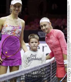 TENNIS - WTA Tennis Damen Generali Ladies 2015 LINZ,AUSTRIA,15.OCT.15 - TENNIS - WTA Tour, Generali Ladies. Image shows Mona Barthel (GER), a contest winner and Aleksandra Krunic (SRB). GEPAxpictures xMatthiasxHauer