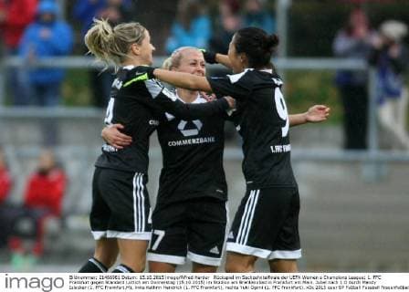 Rückspiel im Sechzehntelfinale der UEFA Women s Champions League: 1. FFC Frankfurt gegen Standard Lüttich am Donnerstag (15.10.2015) im Stadion am Brentanobad in Frankfurt am Main. Jubel nach 1:0 durch Mandy Islacker (1. FFC Frankfurt,M), links Kathrin Hendrich (1. FFC Frankfurt), rechts Yuki Ogimi (1. FFC Frankfurt).