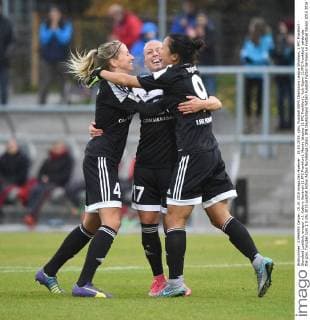 15.10.2015, xjhx, Fussball UEFA Champions League Womans, 1.FFC Frankfurt - Standard Luettich, emspor v.l. Kathrin Hendrich (1.FFC Frankfurt), Mandy Islacker (1.FFC Frankfurt), Yuki Ogimi (1.FFC Frankfurt) celebrate the goal, Torjubel zum 1:0