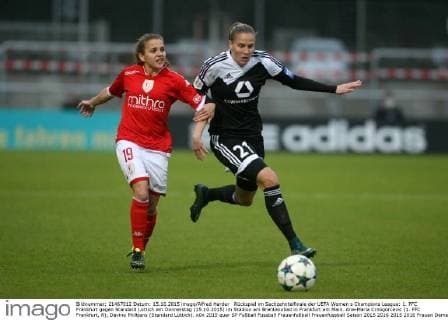 Rückspiel im Sechzehntelfinale der UEFA Women s Champions League: 1. FFC Frankfurt gegen Standard Lüttich am Donnerstag (15.10.2015) im Stadion am Brentanobad in Frankfurt am Main. Ana-Maria Crnogorcevic (1. FFC Frankfurt, R), Davina Philtjens (Standard Lüttich).
