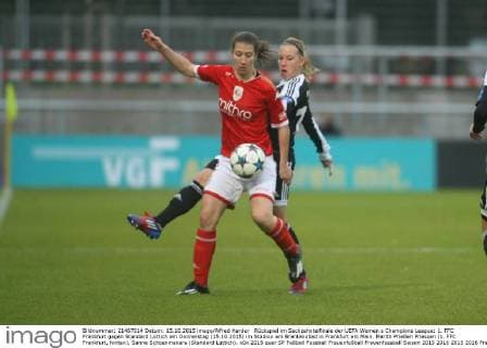 Rückspiel im Sechzehntelfinale der UEFA Women s Champions League: 1. FFC Frankfurt gegen Standard Lüttich am Donnerstag (15.10.2015) im Stadion am Brentanobad in Frankfurt am Main. Marith Prießen Priessen (1. FFC Frankfurt, hinten), Sanne Schoenmakers (Standard Lüttich).