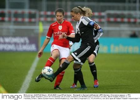 Rückspiel im Sechzehntelfinale der UEFA Women s Champions League: 1. FFC Frankfurt gegen Standard Lüttich am Donnerstag (15.10.2015) im Stadion am Brentanobad in Frankfurt am Main. Marith Prießen Priessen (1. FFC Frankfurt, hinten), Sanne Schoenmakers (Standard Lüttich,L), Ana-Maria Crnogorcevic (1. FFC Frankfurt).