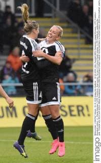 15.10.2015, xblx, Fussball UEFA Champions League Womans, 1.FFC Frankfurt - Standard Lüttich, v.l. Mandy Islacker (1.FFC Frankfurt), Goal scored, Tor zum 1:0 durch Mandy Islacker (1.FFC Frankfurt), celebrate the goal, Torjubel
